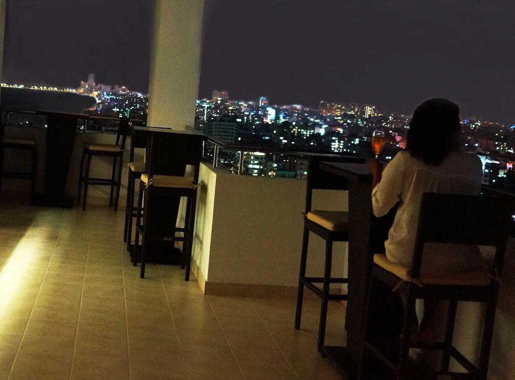 The Penthouse Above Sea Apartman Dehiwala-Mount Lavinia Kültér fotó