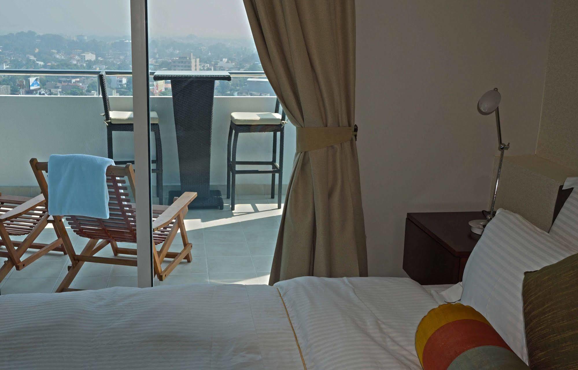 The Penthouse Above Sea Apartman Dehiwala-Mount Lavinia Kültér fotó